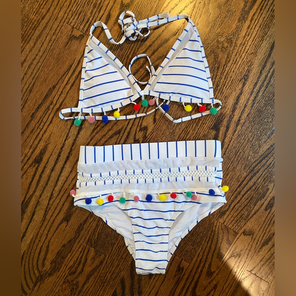 Women’s bikini 👙 size small, high waisted bottoms and removable pads -like new